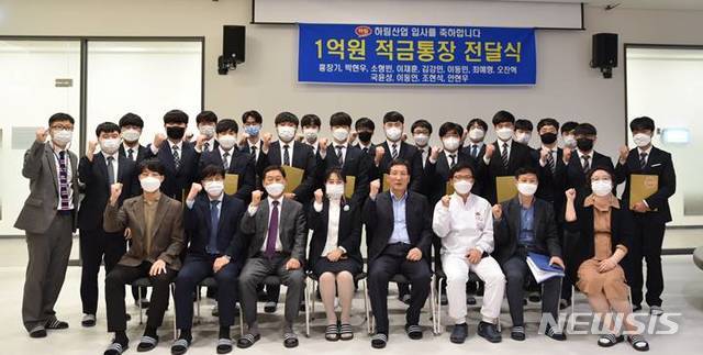 [전주=뉴시스]윤난슬 기자 = 전주비전대학교는 2020년 교육부가 발표한 대학 정보공시(대학알리미)에서 '나'군(졸업자 1000명 이상 2000명 미만) 취업률이 78.2%를 기록, 전국 전문대 중 1위를 달성했다고 14일 밝혔다.(사진=전주비전대 제공)