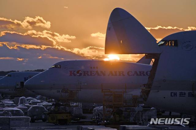 [인천공항=뉴시스] 배훈식 기자 = 대한항공 화물기들이 인천공항 화물터미널에서 수출입 화물 선적과 하선을 위해 대기하고 있다. (공동취재사진) 2020.12.28. photo@newsis.com