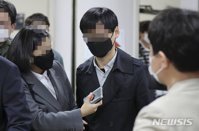 [서울=뉴시스]최진석 기자 = 서울시 전 비서실 직원 A 씨가 22일 서초구 서울중앙지법에서 열린 '서울시장 비서 성폭력' 혐의 관련 1차 공판을 마친 뒤 법원을 빠져 나가고 있다. 2020.10.22. myjs@newsis.com