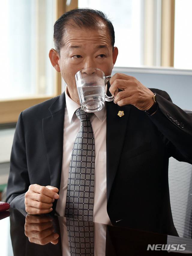 [대구=뉴시스]이무열 기자 =  공무원들을 사무실로 불러 호통치는 장면을 SNS를 통해 생중계했다가 물의를 일으킨 서구의회 민부기 더불어민주당 구의원이 25일 오전 대구 서구청 건축주택과에서 공무원들에게 고개 숙여 사과하고 있다. 2019.10.25.lmy@newsis.com