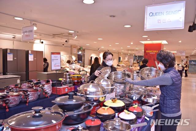 [대구=뉴시스]김정화 기자  = 대구백화점은 새해 첫 세일 주 이벤트 행사로 오는 19일까지 '신년 맞이, 키친&홈데코 페어'를 진행한다. (사진 = 대구백화점 제공) 2021.01.14. photo@newsis.com