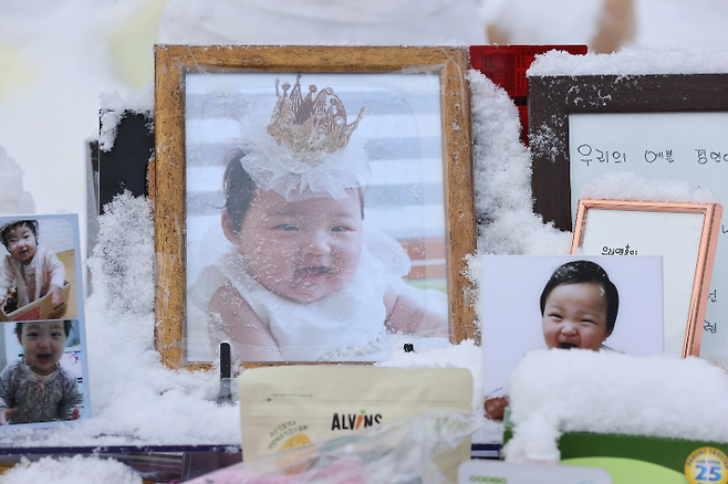 13일 오전 경기도 양평군 하이패밀리 안데르센 공원묘원에 양부모의 학대로 생후 16개월 만에 숨진 정인 양의 사진이 놓여있다. 연합뉴스