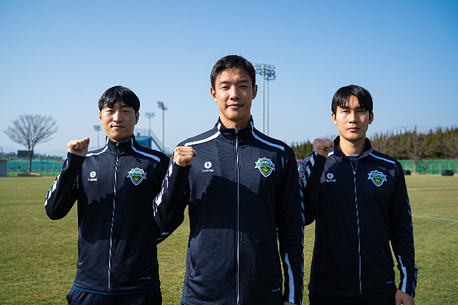 전북의 주장 홍정호(가운데)와 부주장 이용(오른쪽), 최영준. 전북 현대 제공
