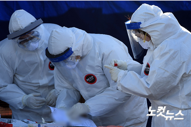 부산에서는 교회와 기도원, 의료기관, 선거 캠프 등에서 집단감염이 발생해 신규 확진자가 45명에 달하는 등 확진자 수가 줄어들 기미가 보이지 않고 있다. 황진환 기자