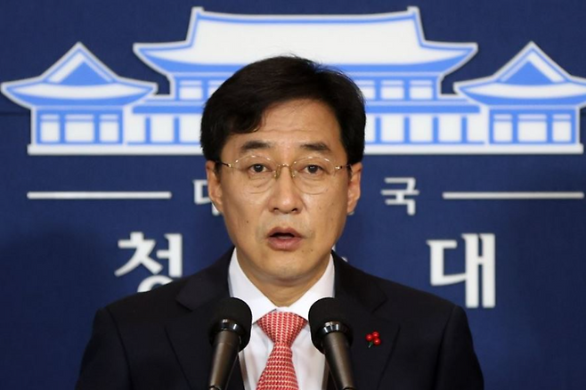 강민석 청와대 대변인이 14일 청와대 춘추관에서 박근혜 전 대통령 형 확정과 관련해 브리핑하고 있다. 연합뉴스