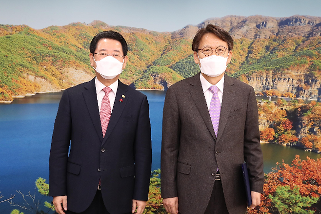 김영록 전남지사(왼쪽)과 2대원장에 임명된 천득염 호남학 호남진흥원장(오른쪽). 전라남도 제공