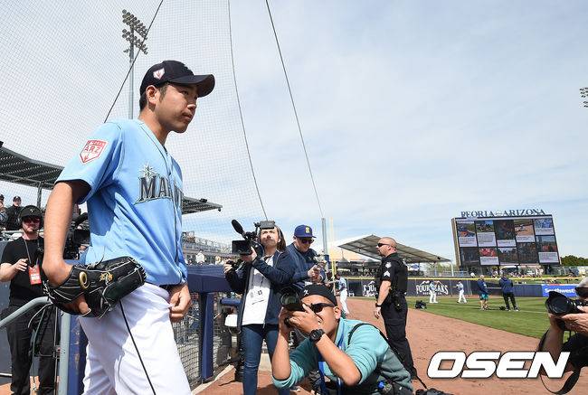 [OSEN=피오리아(美애리조나), 지형준 기자]기쿠치는 2이닝을 1피안타 1볼넷 1삼진 2실점(비자책)으로 마쳤다. 기쿠치가 그라운드에 들어서고 있다. /jpnews@osen.co.kr