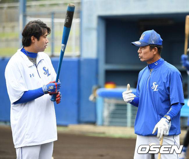 [OSEN=오키나와(일본), 곽영래 기자]삼성 김용달 코치가 김동엽을 지도하고 있다. /youngrae@osen.co.kr