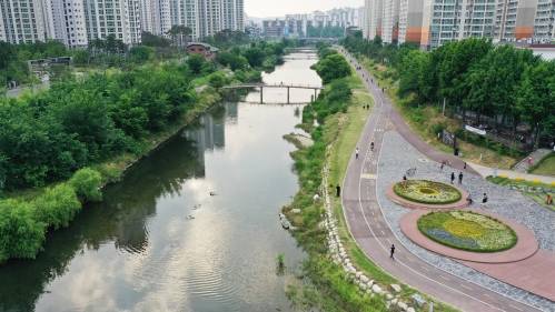 안양 도심 한가운데를 가로질러 흐르는 안양천은 시민이 가장 즐겨찾는 휴식공간의 하나다. 사진은 안양천과 청계전이 비산동 부근에서 합류하는 쌍개울 전경. 안양시 제공