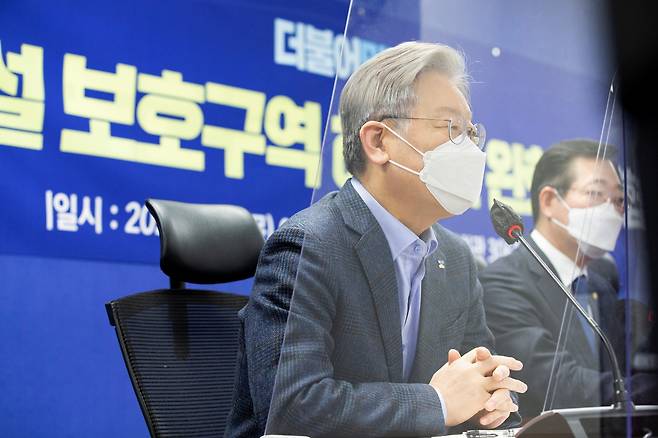 이재명 경기도지사가 14일 국회 의원회관에서 열린 군사시설 보호구역 해제 및 완화 당정협의에서 발언하고 있다. 경기도 제공