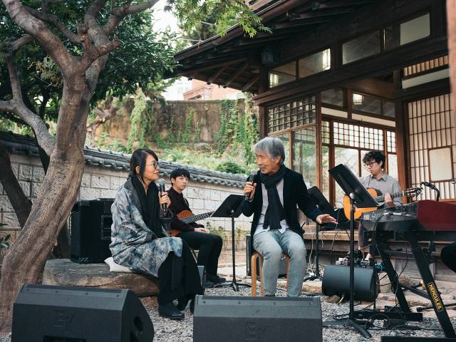 최백호와 가수 정미조가 부산 문화공감 수정에서 공연하는 모습. /사진제공=CJ ENM