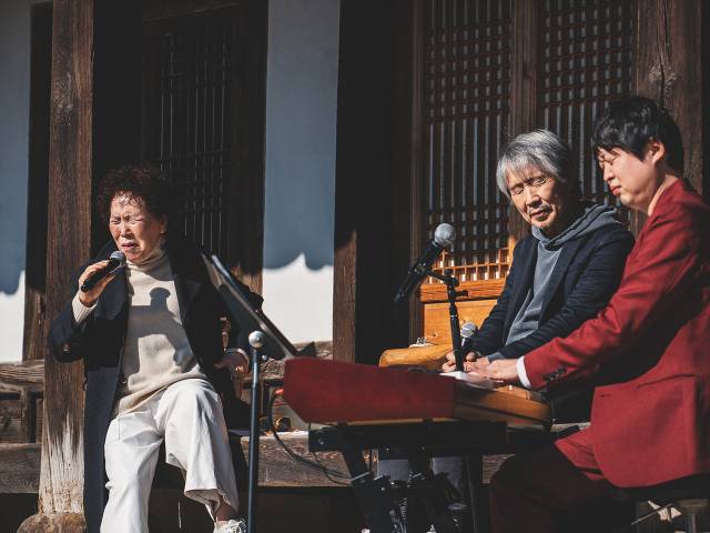 가수 최백호가 대전 소대헌에서 진행된 '최백호의 낭만 is Back' 녹화에서 연극배우 박정자의 노래를 경청하는 모습. /사진제공=CJ ENM