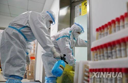 중국 허베이성 스자좡의 방역요원[신화=연합뉴스]