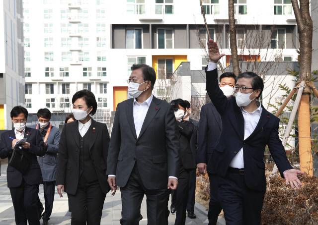 문재인 대통령이 경기 화성시 LH 임대주택 100만호 기념단지인 동탄 공공임대주택 단지를 둘러보고 있다. /연합뉴스