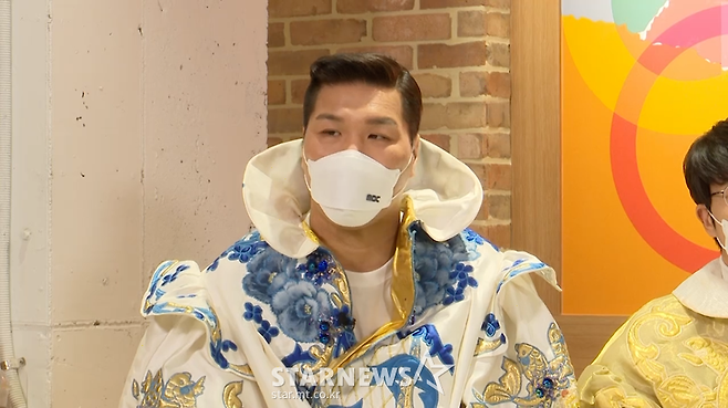 서장훈 '볼빨간 신선놀음, 꼭 보세요'[★포토]