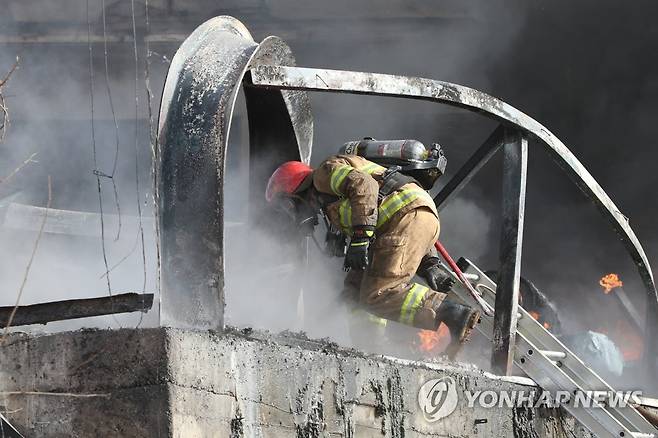화마 속으로 (파주=연합뉴스) 임병식 기자 = 14일 경기도 파주시 광탄면 단열재 제작 공장 화재 현장에서 소방대원이 내부 수색을 위해 이동하고 있다.  andphotodo@yna.co.kr