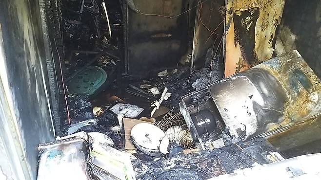 불이 난 주택 내부 [부산소방재난본부 제공·재판매 및 DB 금지]