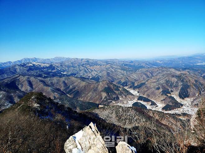 삼악산 정상에서 바라본 산능선
