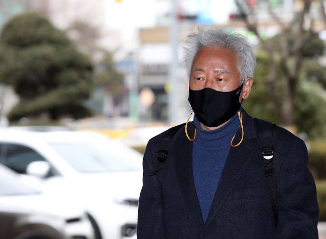 강의 중 일본군 위안부를 ‘매춘의 일종’이라는 언급을 해 명예훼손 혐의로 재판에 넘겨진 류석춘 전 연세대 교수가 15일 오전 서울서부지법에서 열린 첫 공판에 출석하고 있다.(사진=연합뉴스)