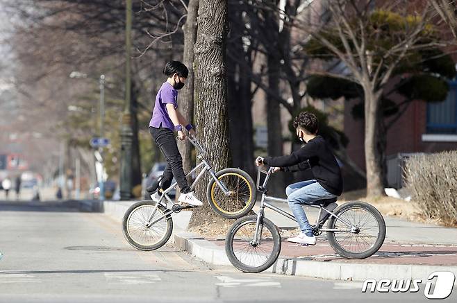 낮 기온이 영상 14도 까지 오른 14일 오후 광주 북구 전남대학교에서 반팔을 입은 어린이들이 자전거를 타며 포근한 날을 즐기고 있다.(광주북구 제공)2021.1.14/뉴스1 © News1