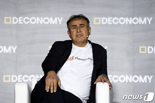 암호화폐 비관론자 누리엘 루비니 뉴욕대 교수가 4일 오전 서울 중구 장충체육관에서 열린 '제2회 분산경제포럼(디코노미2019)'에 참석해 암호화폐 지속가능성에 대해 토론하고 있다.  2019.4.4/뉴스1 © News1 이승배 기자