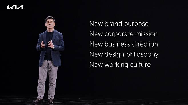 송호성 기아 사장이 뉴 기아 브랜드 쇼케이스에서 발표를 하고 있다.(기아 제공)© 뉴스1