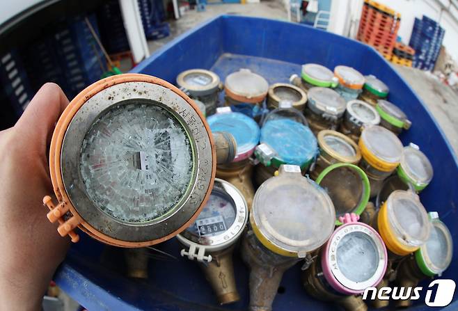 동파된 수도계량기가 쌓여 있다.2021.1.11 /뉴스1 © News1 박정호 기자