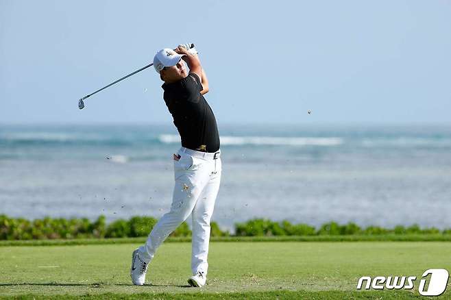 김시우가 15일(한국시간) PGA투어 소니오픈 1라운드에서 샷을 날리고 있다. © AFP=뉴스1