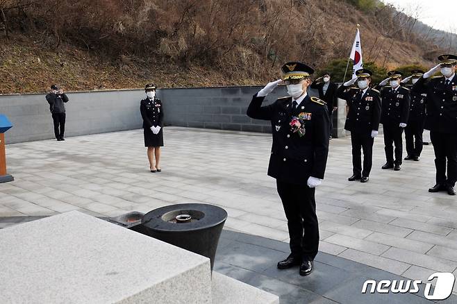 김성종 해경교육원장 충혼탑 참배.(해경교육원 제공)/뉴스1