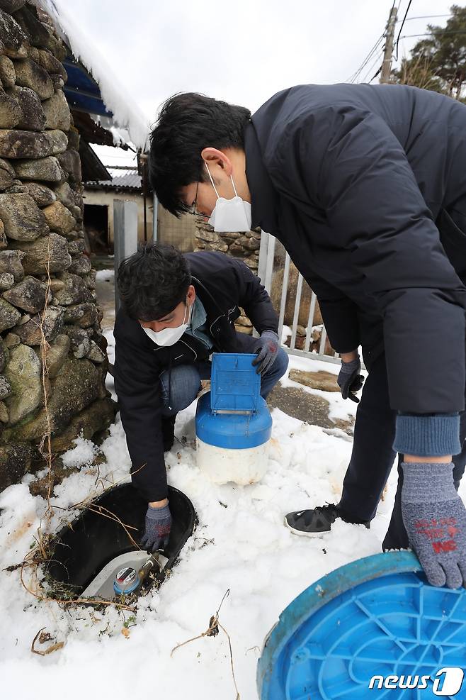 고창군청 공무원들이 주택가를 찾아 상수도관 누수여부를 점검하고 있다© 뉴스1