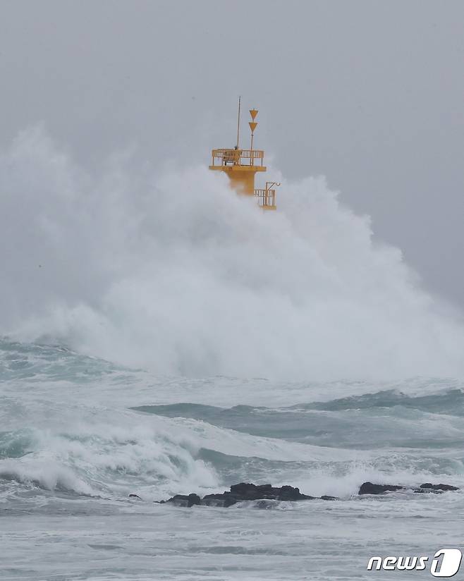 제10호 태풍 '하이선(HAISHEN)'이 북상 중인 6일 오후 제주 서귀포시 남원읍 해상에 거친 파도가 일고 있다.2020.9.6 /뉴스1 © News1 오현지 기자