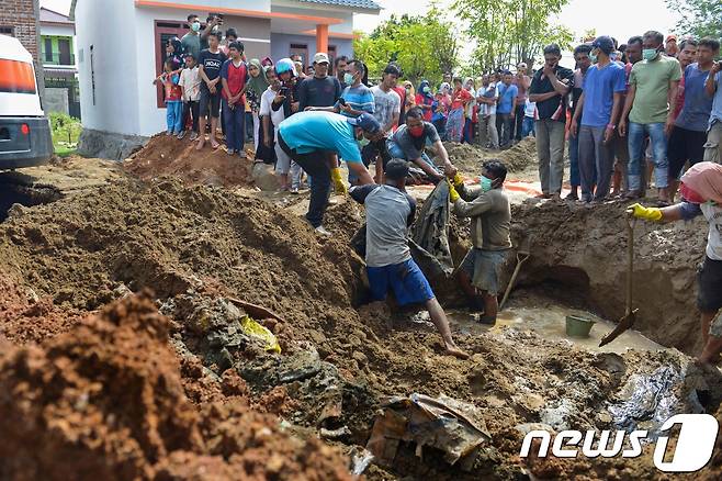 지난 2019년 인도네시아에서 지진이 발생해 구조작업을 펼치고 있다.(기사와 무관한 사진)© AFP=뉴스1