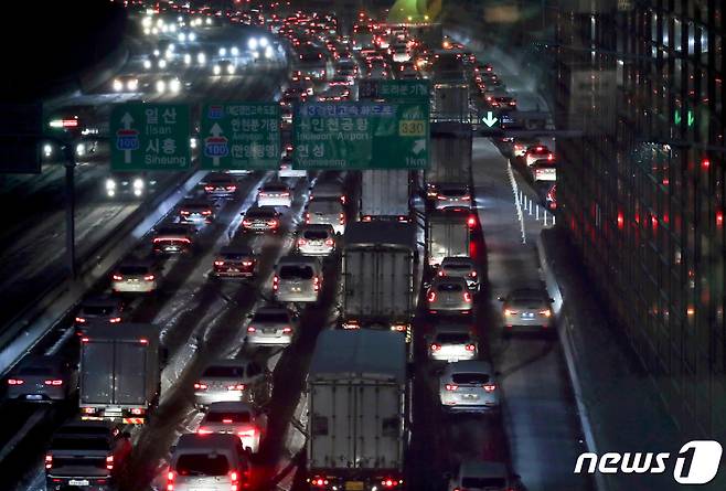 북극발 찬공기 영향으로 중부지역과 내륙을 중심으로 한파가 이어지고 있는 6일 경기 시흥시 수도권 제1순환고속도로에 눈이 쌓여 퇴근길 차량들이 거북이 주행을 하고 있다. 기상청 관계자는 "서울을 포함한 수도권은 퇴근시각이 눈이 내리는 때와 겹치면서 빙판길로 인한 차량지체 심할수 있으니 유의할 것＂을 당부했다. 2021.1.6/뉴스1 © News1 정진욱 기자