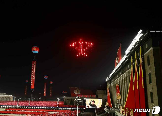 (평양 노동신문=뉴스1) = 북한 노동당 기관지 노동신문은 "우리 당의 붉은 매들이 밤하늘가에 당 마크를 형상하며 광장 상공을 지나갔다＂라며 밤하늘에 떠 있는 당 마크 형상을 조명했다. [국내에서만 사용가능. 재배포 금지. DB 금지. For Use Only in the Republic of Korea. Redistribution Prohibited] rodongphoto@news1.kr
