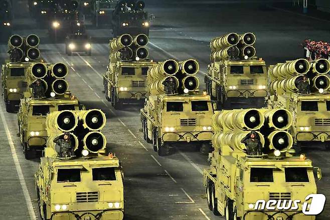 (평양 노동신문=뉴스1) = 북한이 제8차 노동당 대회를 기념하는 군 열병식을 14일 평양 김일성광장에서 열었다고 당 기관지 노동신문이 15일 보도했다.  [국내에서만 사용가능. 재배포 금지. DB 금지. For Use Only in the Republic of Korea. Redistribution Prohibited] rodongphoto@news1.kr