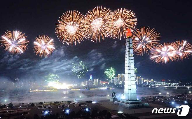 (평양 노동신문=뉴스1) = 행사가 14일 저녁 평양에서 열렸다고 당 기관지 노동신문이 15일 보도했다. 열병식이 끝난 뒤 북한 주민들은 김일성광장과 대동강반(강변)에 모여 경축의 밤을 즐겼다고 신문은 전했다. [국내에서만 사용가능. 재배포 금지. DB 금지. For Use Only in the Republic of Korea. Redistribution Prohibited] rodongphoto@news1.kr