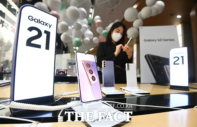 삼성전자 갤럭시S21의 사전예약이 시작된 15일 오후 서울 종로구 KT스퀘어에 갤럭시 S21이 전시되어 있다. /이동률 기자