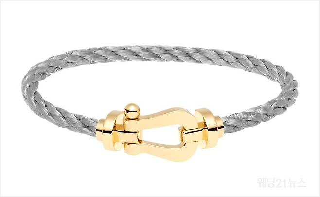 사진 :18K 옐로 골드 버클과 그레이 스틸 케이블로 완성된 포스텐 라지 모델 브레이슬릿