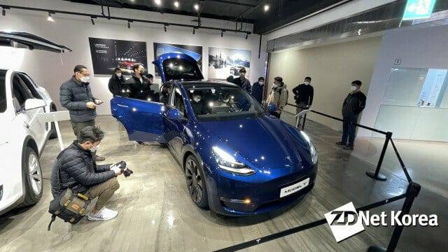 롯데백화점 영등포점에 전시된 테슬라 모델 Y 퍼포먼스. 퍼포먼스의 주행가능거리는 국내 인증 기준 447.9km며, 롱레인지는 511km다.