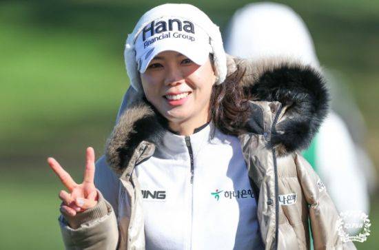 허윤경이 지난해 11월 은퇴 경기인 하나금융그룹챔피언십 도중 환하게 웃는 모습이다.