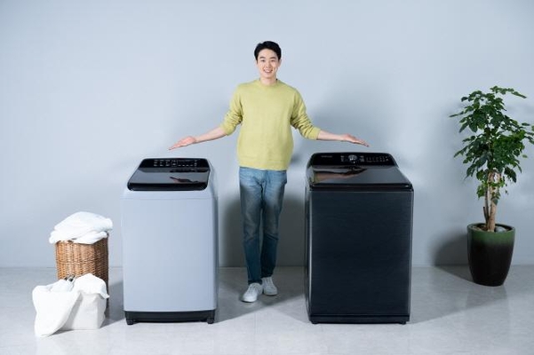 삼성전자 모델이 경기도 수원 삼성 디지털시티에서 전자동 세탁기 신제품 ‘그랑데 통버블’을 소개하고 있다. /삼성전자