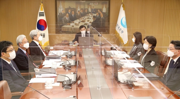 이주열 한은 총재가 15일 오전 서울 중구 한국은행에서 금융통화위원회 본회의를 주재하고 있다. /한은 제공