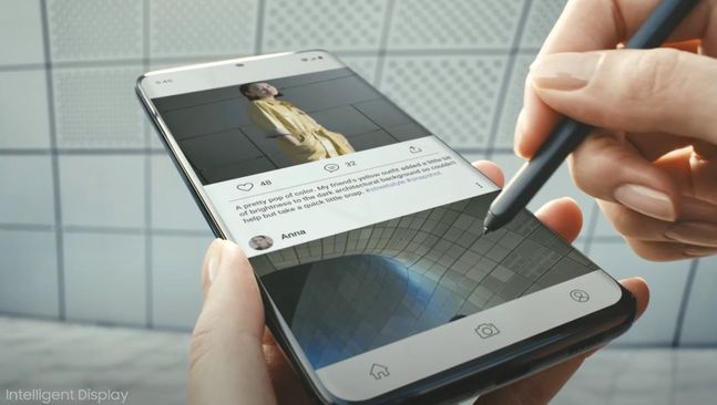 삼성전자 스마트폰 ‘갤럭시S21 울트라’와 ‘S펜’을 함께 사용하는 모습. 삼성전자 유튜브 캡처