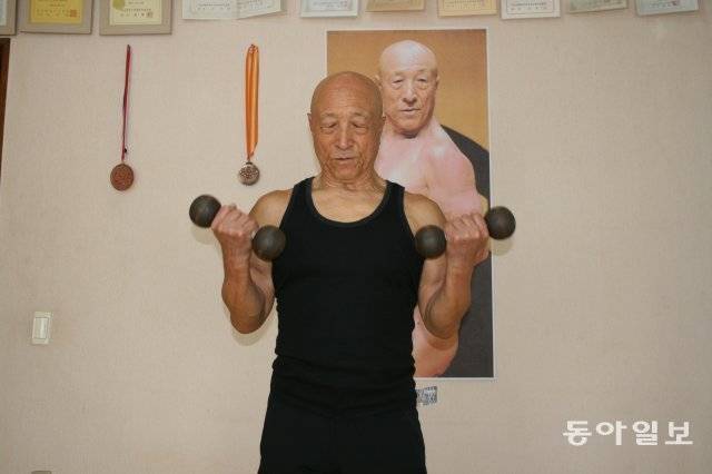 서영갑 전 교장선생님은 40세를 넘기며 근육운동을 시작했다. 2018년 9월 8일 ‘양종구 기자의 100세 시대 건강법’에 소개했다. 올해로 만 84세인 그는 ‘로보캅’으로 불리며 근육운동을 하며 즐겁게 살고 있다. 동아일보 DB
