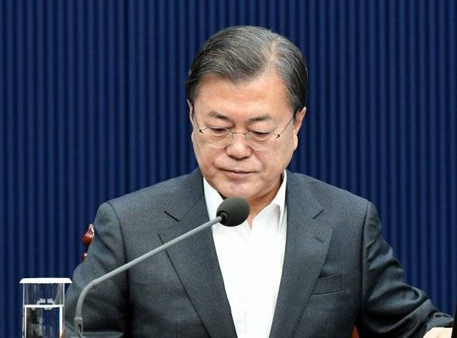 1일 오전 청와대 영상 국무회의에 참석한 문 대통령.2021.1.1 청와대사진기자단