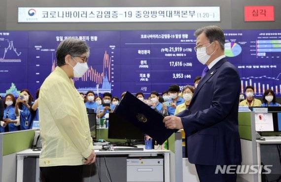 [청주=뉴시스]추상철 기자 = 문재인 대통령이 11일 충북 청주 질병관리본부 긴급상황센터에서 정은경 초대 질병관리청장에게 임명장을 수여하고 있다. 2020.09.11. scchoo@newsis.com <저작권자ⓒ 공감언론 뉴시스통신사. 무단전재-재배포 금지.> /사진=뉴시스화상