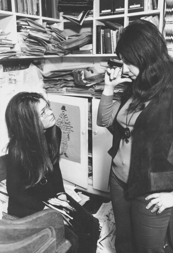 1972년 글로리아 스타이넘의 사무실에서. 오른쪽이 체슬러. 바다출판사 제공