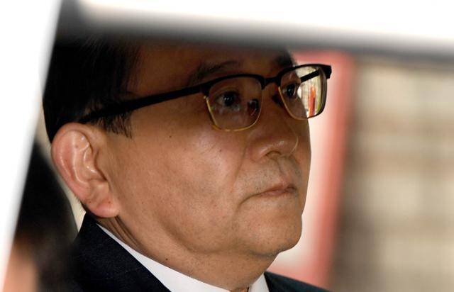 김학의 전 법무부 차관이 2019년 5월16일 서울 서초구 서울중앙지법에서 열린 뇌물수수 혐의에 대한 구속 전 피의자 심문을 마치고 법원을 나서고 있다. 서재훈 기자