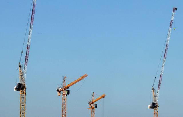 서울 시내 한 아파트 재건축 공사 현장에 설치된 타워크레인들. 연합뉴스