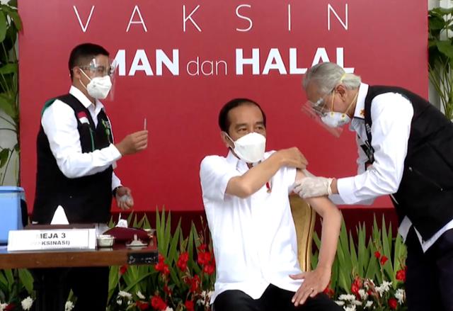 조코 위도도 인도네시아 대통령이 13일 대통령궁에서 중국 시노백사의 코로나19 백신을 맞을 준비를 하고 있다. 조코위 대통령은 인도네시아의 첫 시노백 백신 접종자다. 그의 접종 장면은 유튜브 등을 통해 생중계됐다. 자카르타=AP 연합뉴스